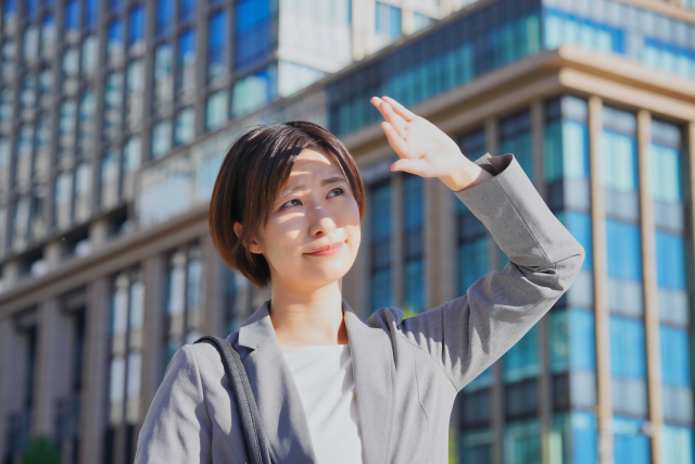 日差しを避けている女性