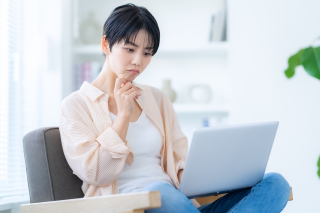 少し考えている女性