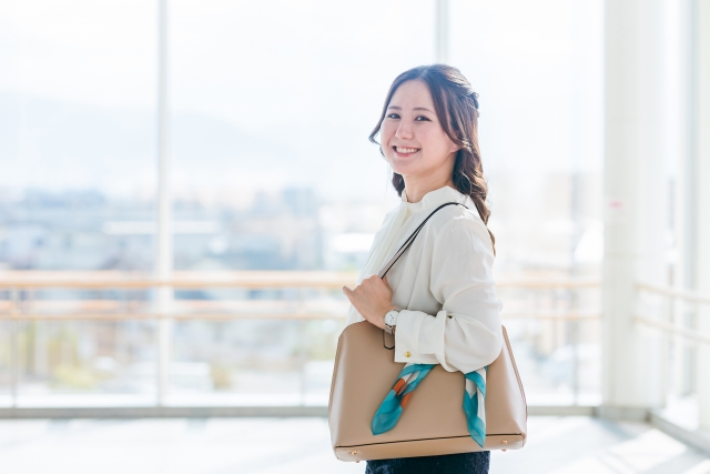 出社途中の女性