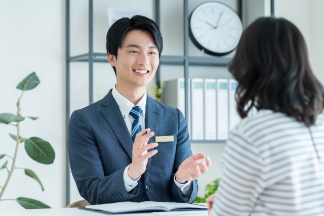 話しているビジネスマン