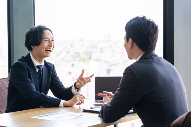 笑顔で会議を行う2人のビジネスマン