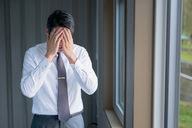 将来が見えず悩む男性