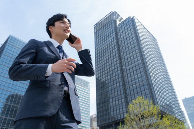 取引先に電話する男性