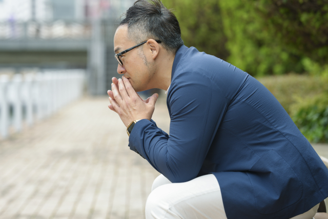 悩んでいる男性