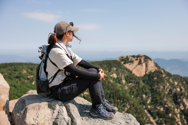 登山中の女性