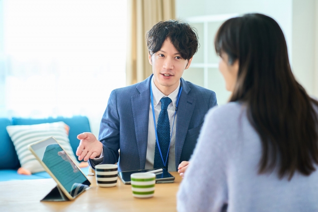 楽しんで営業活動をしている男性